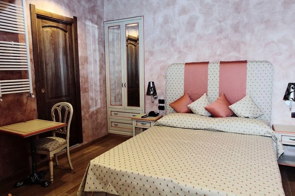 Condotti Rooms Rome 2*,